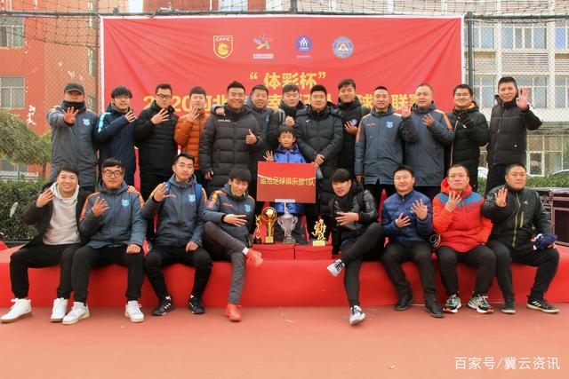 贾静雯与修杰楷牵手游成都，展示爱情与年龄无关